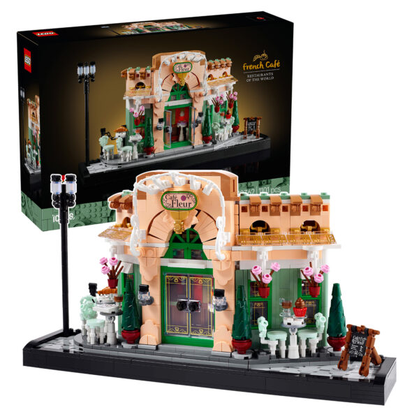 Véritable reproduction d'un café français en briques LEGO, avec détails tels que tables, chaises, et façade élégante pour une décoration intérieure charmante.