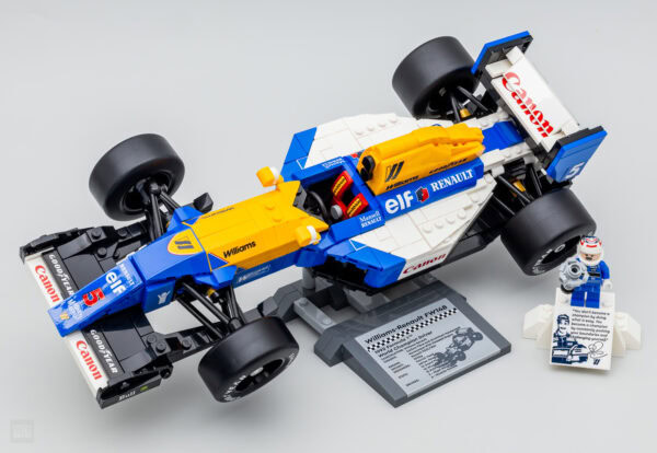 Véhicule de course F1 en LEGO avec figures de pilotes, logos Renault et Elf, modèle emblématique, malles en détails, parfait pour collectionneurs et passionnés de LEGO et sports automobiles.
