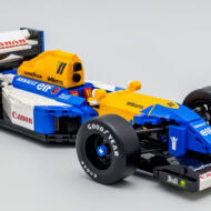 Code de la voiture de course en briques LEGO avec sponsoring Renault et Williams, modèle de type F1, couleurs bleu, jaune et noir, image haute qualité, parfait pour passionnés de LEGO et sport automobile.