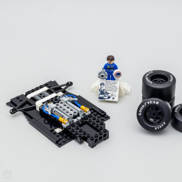 Lego modèle de moteur de voiture en briques LEGO, pièces de voiture de course, pneumatiques Goodyear, figurine de pilote de course LEGO avec casque et message inspirant.