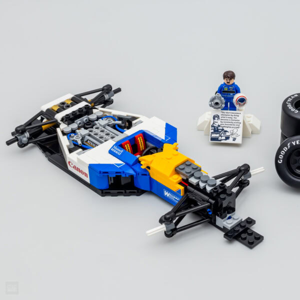 Maquette de Formule 1 en blocs LEGO, équipe Williams Renault, avec figurines de pilotes et pneus de course, idéal pour passionnés de LEGO et de sports automobiles.