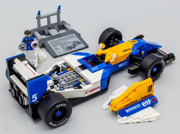 Voiture de course Lego F1 Williams Renault avec accessoires de présentation en briques LEGO conception de véhicules de course de simulation de Formule 1 racing kit comprenant pilote et panneau d’affichage.