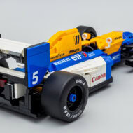 Voiture de course Mercedes F1 en LEGO, modèle détaillé avec logos de sponsors et pneus Goodyear.