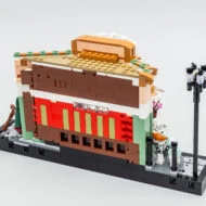 Brick LEGO en forme de bâtiment coloré avec lampadaire et détails minutieux, idéal pour décorations festives ou projet LEGO personnalisé, conception unique.