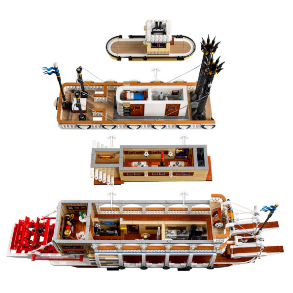 Vieux yacht en LEGO avec plusieurs niveaux, détails réalistes, ponts et mâts, construction pour les amateurs de maquettes navales.