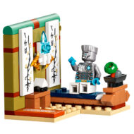 Réalisez une description de LEGO Hoth Bricks avec un héros robotique assis devant une porte d'entrée, un arbre et un socle sur un fond blanc. Les détails mettent en avant la créativité, les briques colorées et l'univers LEGO pour les fans et collectionneurs.