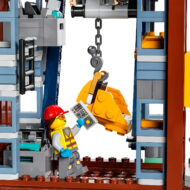 Lego construction worker minifigure using remote control in un chantier en légo, jouet créatif pour enfants, figure de construction en briques Lego, jouet éducatif et ludique pour petits et grands.