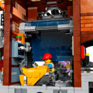 Bénéficiez d’un aperçu d’un intérieur de maison en briques LEGO, mettant en scène des LEGO mini-figurines dans une scène de construction ou de rénovation. Un décor détaillé avec des éléments colorés, une mini-figurine avec casque de chantier et une autre qui regarde, recréant un environnement réaliste pour les amateurs de LEGO.