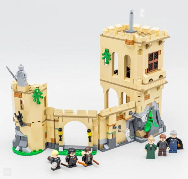 Porte d'entrée et tour de château en briques LEGO inspiré de Harry Potter avec personnages et accessoires magiques, parfait pour construire un univers fantastique et ludique.