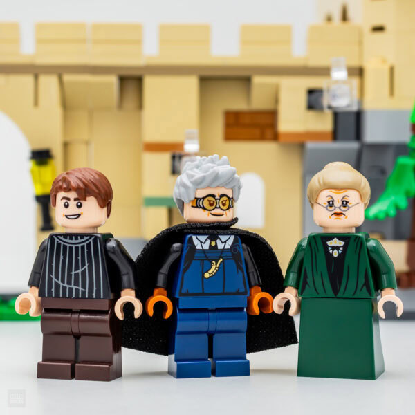 LEGO HOTH BRICKS personnages représentant un homme et deux femmes avec un décor de château en briques LEGO. Idéal pour collectionneurs et fans de LEGO HOTH pour une décoration unique.