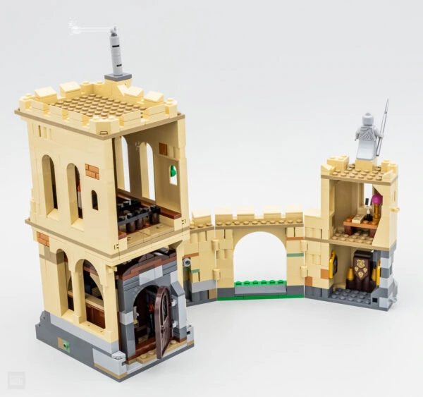 Une construction en briques LEGO représentant un château médiéval avec deux tours, un pont et des détails architecturaux, évoquant la créativité et le jeu pour petits et grands.
