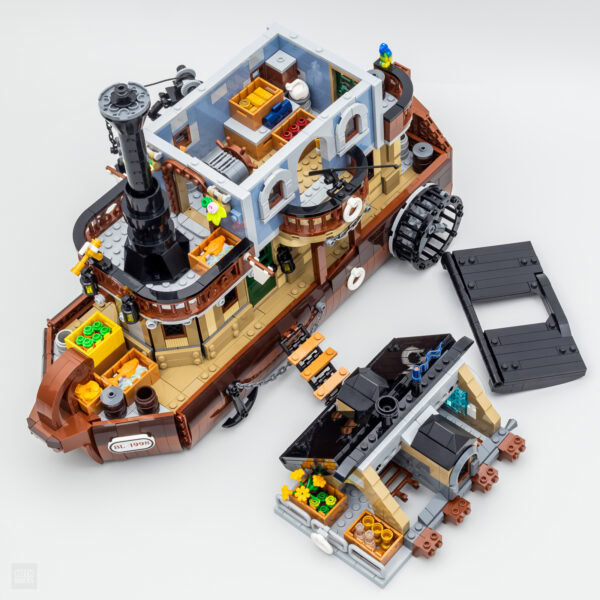LEGO bateau style steampunk avec cabine et éléments détaillés, parfait pour les amateurs de construction créative et de modélisme maritime.
