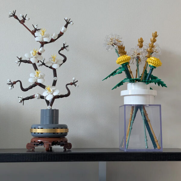 Branches en LEGO avec fleurs blanches et jaune suscite l’intérêt pour l’artisanat LEGO.