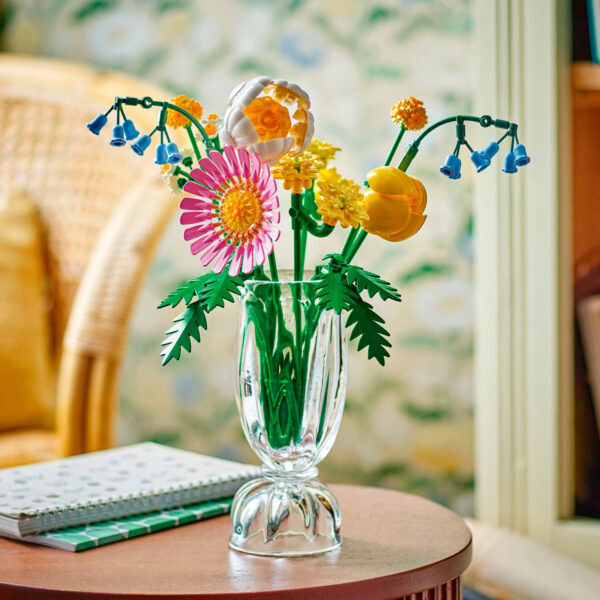 Vase en verre avec bouquet de fleurs Lego HOTH BRICKS, décoration créative et colorée, parfait pour la maison ou le bureau, utilisant des briques Lego pour un style unique et ludique.