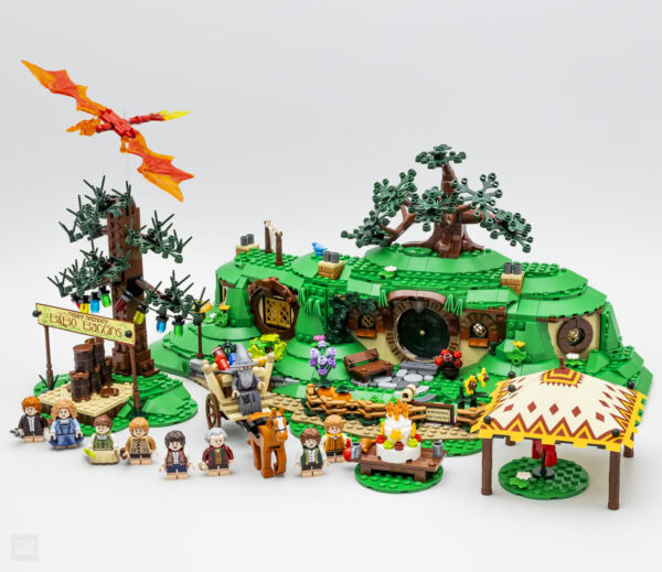 Véritable scène de la Comté de la Terre du Milieu construite en LEGO, cette création immersive représente un camp de hobbits avec maison hobbit, arbre, et mini-figurines.