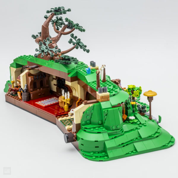 Légende : Maison écologique en LEGO avec toit vert, arbre et lampadaire, illustrant un environnement naturel et durable. Parfait pour décoration ou jeu créatif pour enfants et amateurs de LEGO.