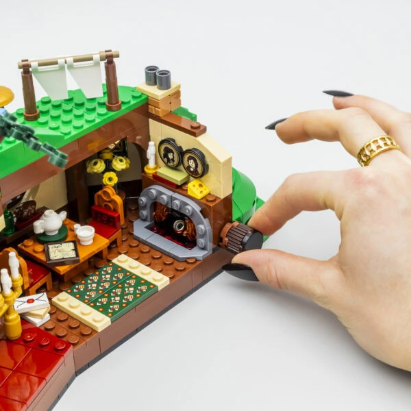 Legende du chaudron de LEGO avec cheminée et décoration détaillée, parfait pour créer une ambiance magique et cozy à votre maison LEGO HOTH BRICKS.