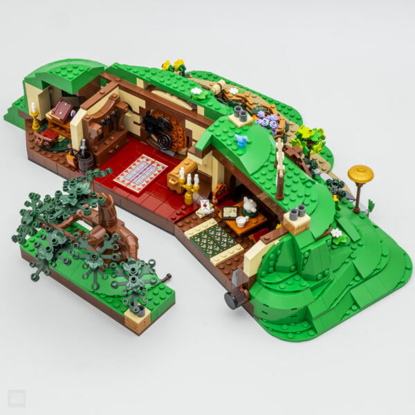 Morceau de construction en LEGO représentant un intérieur de maison de style campagne avec mobilier, végétation et détails architecturaux.