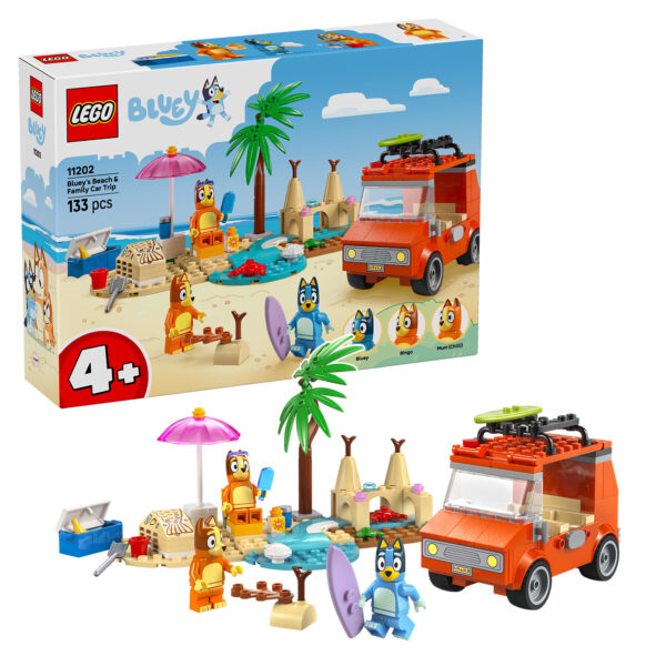 Viveez la plage avec la boîte de sets LEGO Bluey, comprenant une voiture, une plage avec parasol, personnages Bluey, Bingo, Mum Chilli, et divers accessoires pour des jeux en famille.