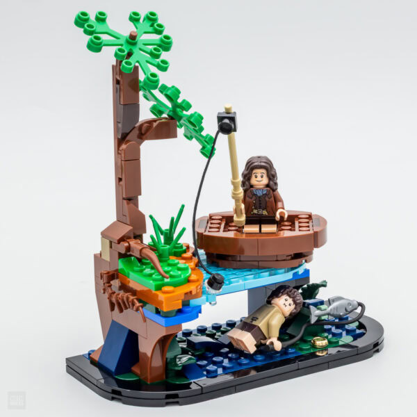 Arbre en briques LEGO avec figurines de personnages, bateau en LEGO, scène créative, jouet de construction, décoration innovante, idée de cadeau pour enfants et adultes, pièce de collection LEGO.