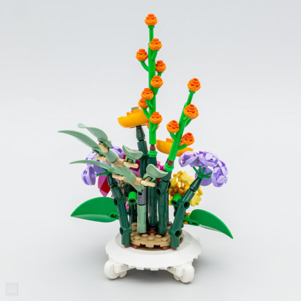 Vase de fleurs en briques LEGO colorées, création artistique avec des éléments modulaires pour décoration intérieure ou extérieure, Lego floral design.