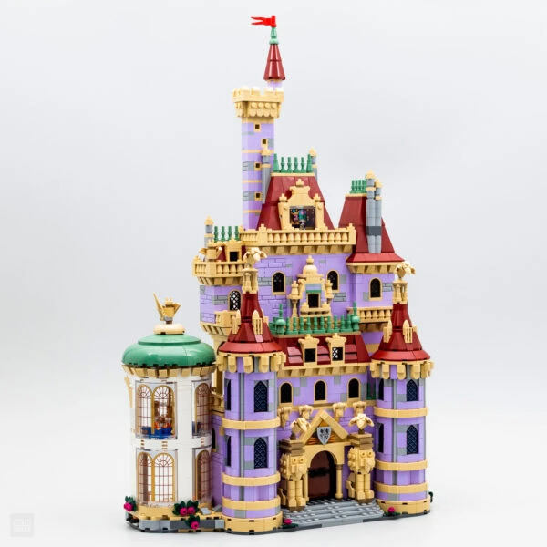 Fantaisie château en briques LEGO couleurs pastel, construction détaillée et architecturale pour collectionneurs, jouets créatifs, décoration immersive, impression 3D, construction jouet pour enfants et adultes.