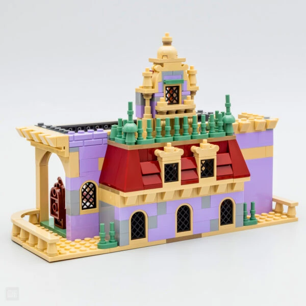 Festive LEGO château coloré avec détails architecturaux, parfait pour les fans de briques de construction, mettant en valeur l'univers HOTH BRICKS.