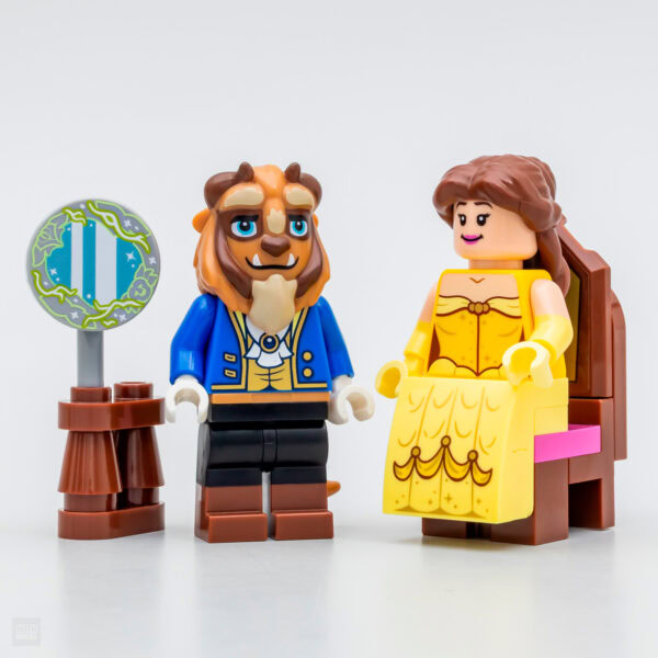 Lego héros Disney La Belle et la Bête en mode LEGO avec un décor de château, parfait pour la collection LEGO HOTH BRICKS.