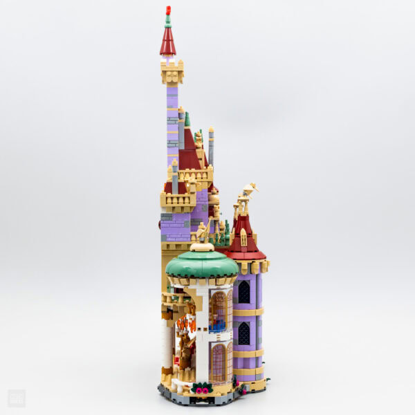 Castel Lego de princesse, construction en briques de jouet, château coloré, architecture fantastique, décoration féerique, équipements de jeu créatifs, modèle de collection LEGO, amusement pour enfants.