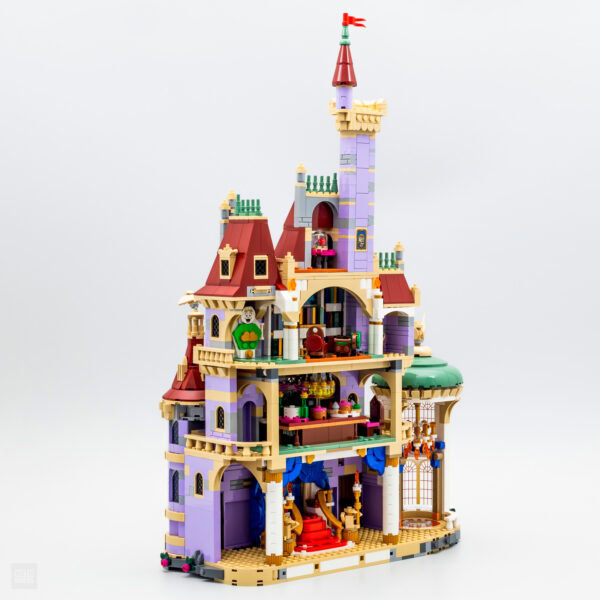 Fantaisie de château en briques LEGO aux couleurs pastel, avec tours, drapeaux et détails architecturaux détaillés pour collectionneurs et amateurs de constructions LEGO.