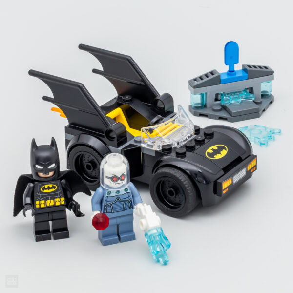 Batman figurine et kit de construction LEGO DC Batman pour enfants, avec voiture noire à thème Batman, accessoires de super-héros, et éléments d'eau et de glace, parfaits pour jeu imaginatif.
