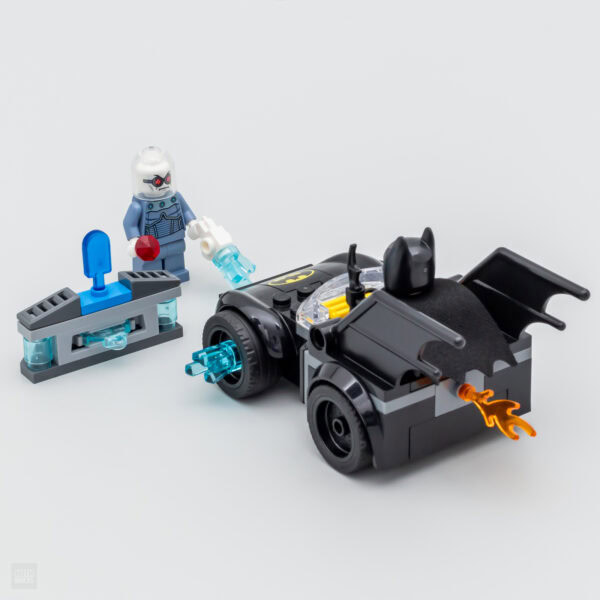 Mini-figurine LEGO Marvel avec véhicule de super-héros Batman, éléments lumineux et accessoires de combat, construction colorée pour enfants, pièce de collection Batman à assembler, jouet créatif et amusant.