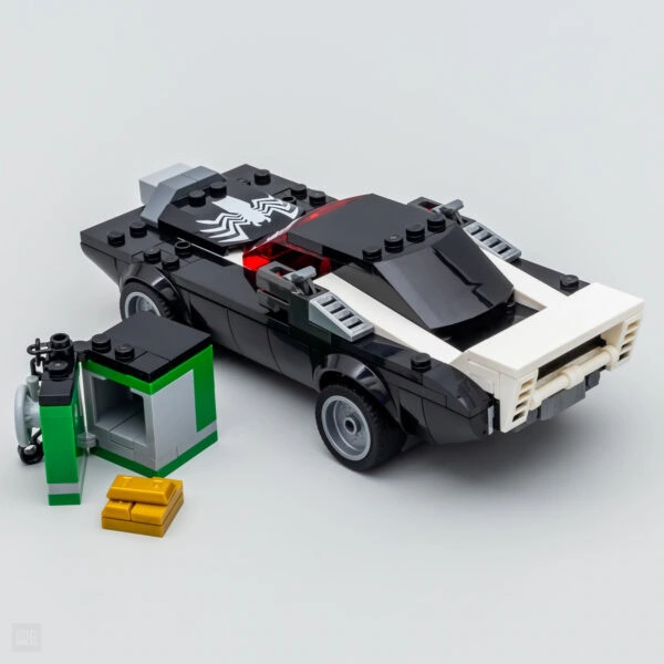Voiture de sport Lego Marvel Spider-Man, modèle basse course avec éléments noirs, blancs, rouges et détails gris.