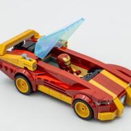Icone de voiture LEGO inspirée d'Iron Man, modèle de construction modulaire avec un design détaillé et verrière translucide, parfait pour les collectionneurs de Lego et fans de Marvel.