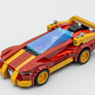 Lego Ferrari de course rouge et jaune, modèle construit avec des briques LEGO, vue de face isolée sur fond blanc.