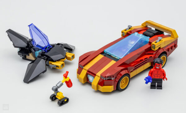 Petite voiture de construction LEGO inspirée de Marvel avec véhicule rouge et jaune, voiture de super-héros et figurine de Hulk avec boule de feu, idéal pour fans de LEGO Marvel.