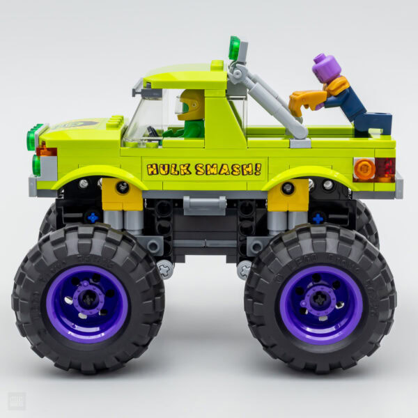 HULK SMASH! véhicule de construction en briques LEGO avec figurines et gros pneus, idéale pour les fans de Marvel et de jouets créatifs.