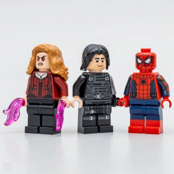 - Minifigurines Lego Marvel pour collection, avec personnages de Spider-Man et autres héros construits en briques lego.