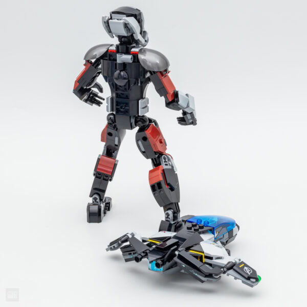 Moitié de visage de robot construit en briques LEGO, avec une jambe levée, en couleur noire, rouge, gris, blanc et bleu, posé sur une surface blanche, high-tech, science-fiction, jouet de construction, concept futuriste.