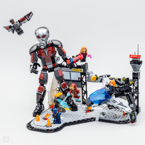 HOTH BRICKS figurine LEGO Marvel Avengers avec robot, Vélociraptor et accessoires de bataille, set détaillé pour collectionneur et fan Brick, création immersive.