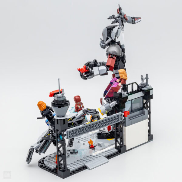 Sculpture LEGO avec robot géant, personnages et scène futuriste, idéal pour collectionneurs et amateurs de construction LEGO, représentant la créativité et la technologie avancée.