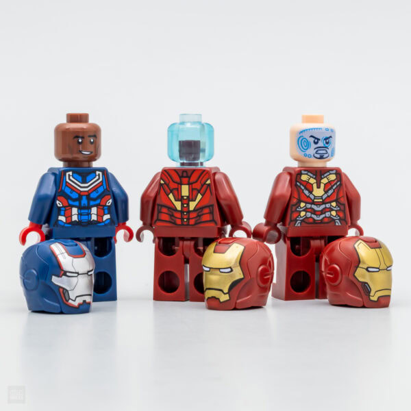 LE 2. alt text only (max 200 characters): Figurines LEGO Marvel Avengers Iron Man, Captain America et Iron Monger avec casques détachables, modèles de super-héros pour collection et jeu.