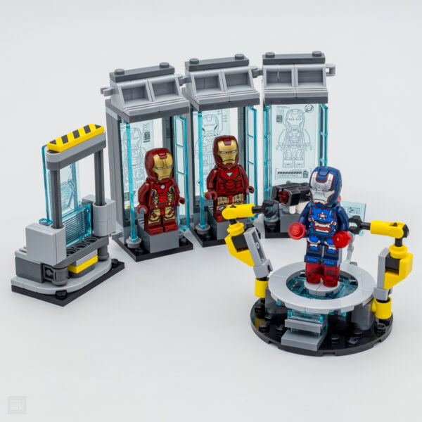 Fichiers Lego Iron Man et armure sur station de recharge avec accessoires.