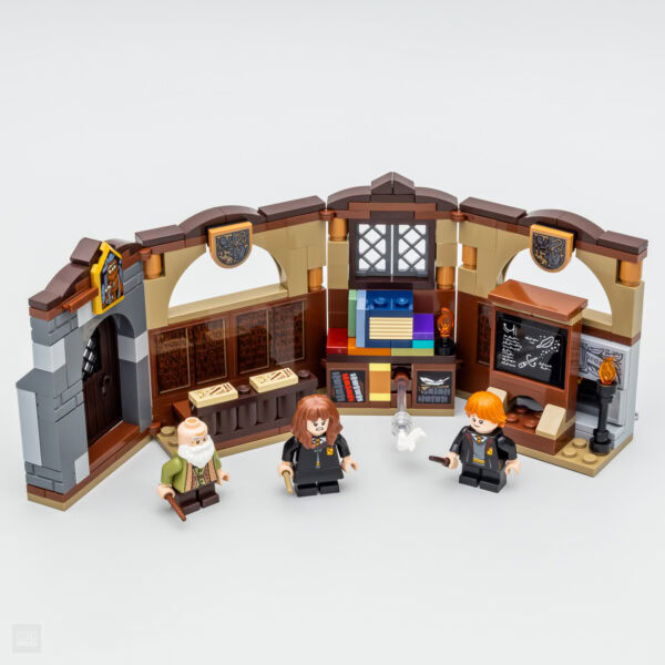 Miniature salle de classe Harry Potter en briques LEGO, avec figures de sorciers, tableau noir et éléments de décoration magiques.