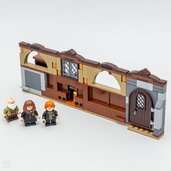 Légende alt : Murs de LEGO Harry Potter avec trois figurines LEGO, éléments de construction détaillés, thème de la magie et de l’univers fantastique, jeux éducatifs et créatifs.