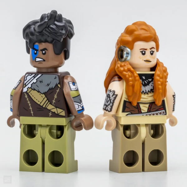 Lego figurines de jeu vidéo d'aventure, personnage masculin et féminin avec détails de tatouages, vêtements combatifs et accessoires futuristes. Représentation de figures populaires, idéal pour collectionneurs et fans de jeux.