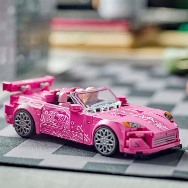 Véhicule de course en briques LEGO roses avec détails graphiques pour enfants et collectionneurs, modèle de voiture de construction LEGO, parfait pour les amateurs de LEGO Speed Champions.