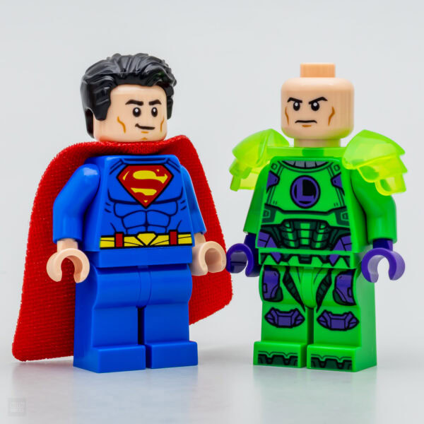 Super-héros Lego Superman et Green Lantern, figurines de construction, inspirées par l'univers DC Comics, parfaites pour les amateurs de jouets de construction et de collections de super-héros.