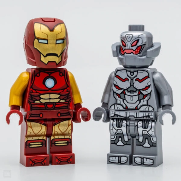Lego Iron Man et LEGO Iron Monger, figurines de la collection Marvel, en détail avec des designs originaux, parfaites pour collectionneurs de briques de construction et fans de super-héros.