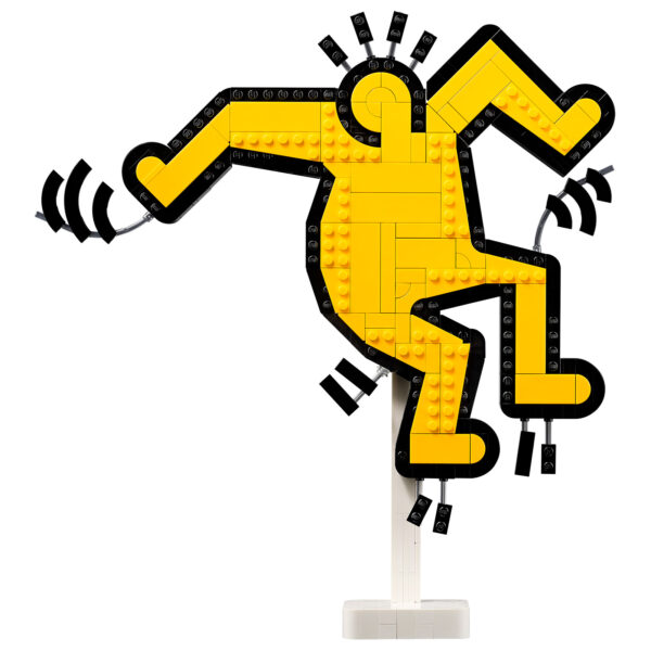 - LEGO sculpture de visage de héros de comics en briques jaunes et noires avec détails en noir.